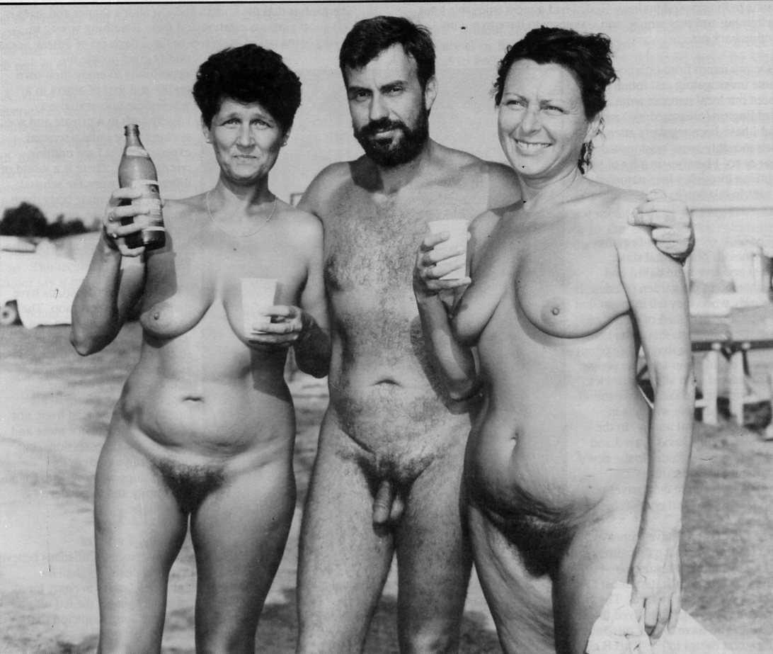 Oυγγαρία 1991: Σημαδιακή φωτογραφία με δυο κυρίες σε κατσσκήνωση γυμνιστών στο νότιο τμήμα της χώρας. Η φωτογραφία  δυστυχώς δεν ήρθε σε εμένα ποτ, Χρησιμοποιήθηκε σε περιοδικό του χώρου.!